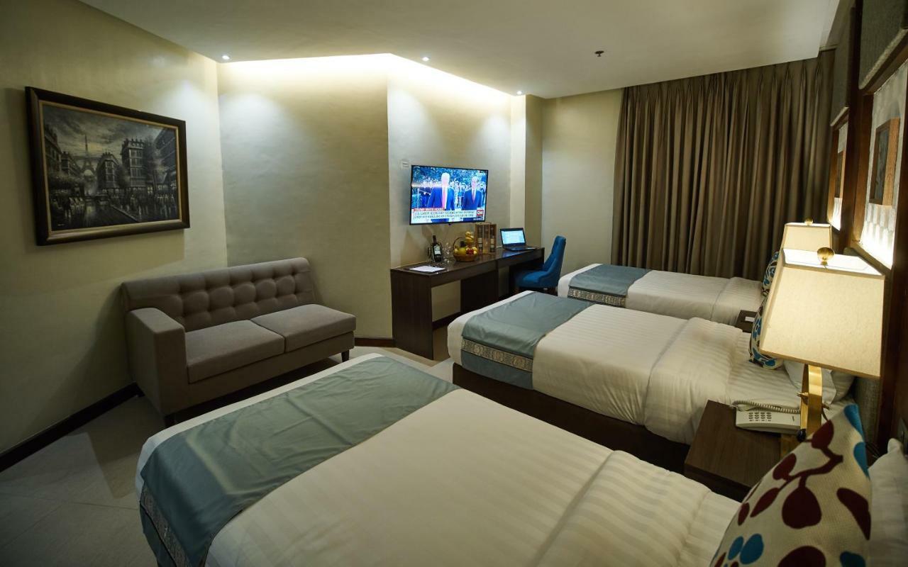 J7 Plaza Hotel Iloilo Exterior foto